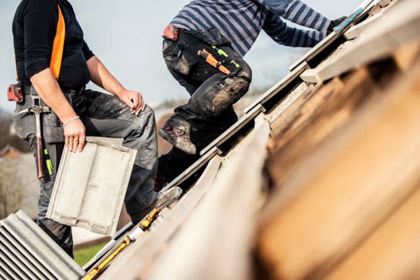 Chantier de rénovation complète de toiture par des professionnels